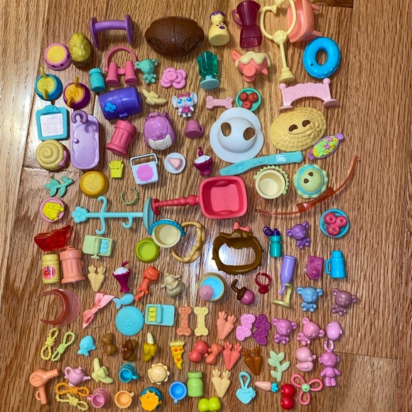 HUGE Lot Of LPS Accessories - Picture 2 of 2